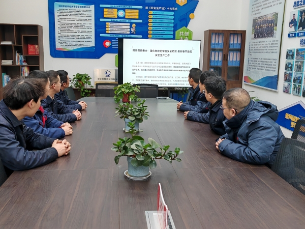 111770791324101703.jpg 2月8日,气化三期班组人员学习文件.jpg