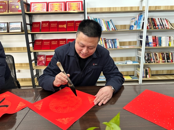 141771052831508785.jpg 曹楠书写祝福.jpg