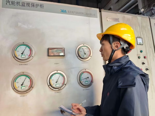 181771378890205873.jpg 青工李嘉豪记录汽动泵油系统数据.jpg