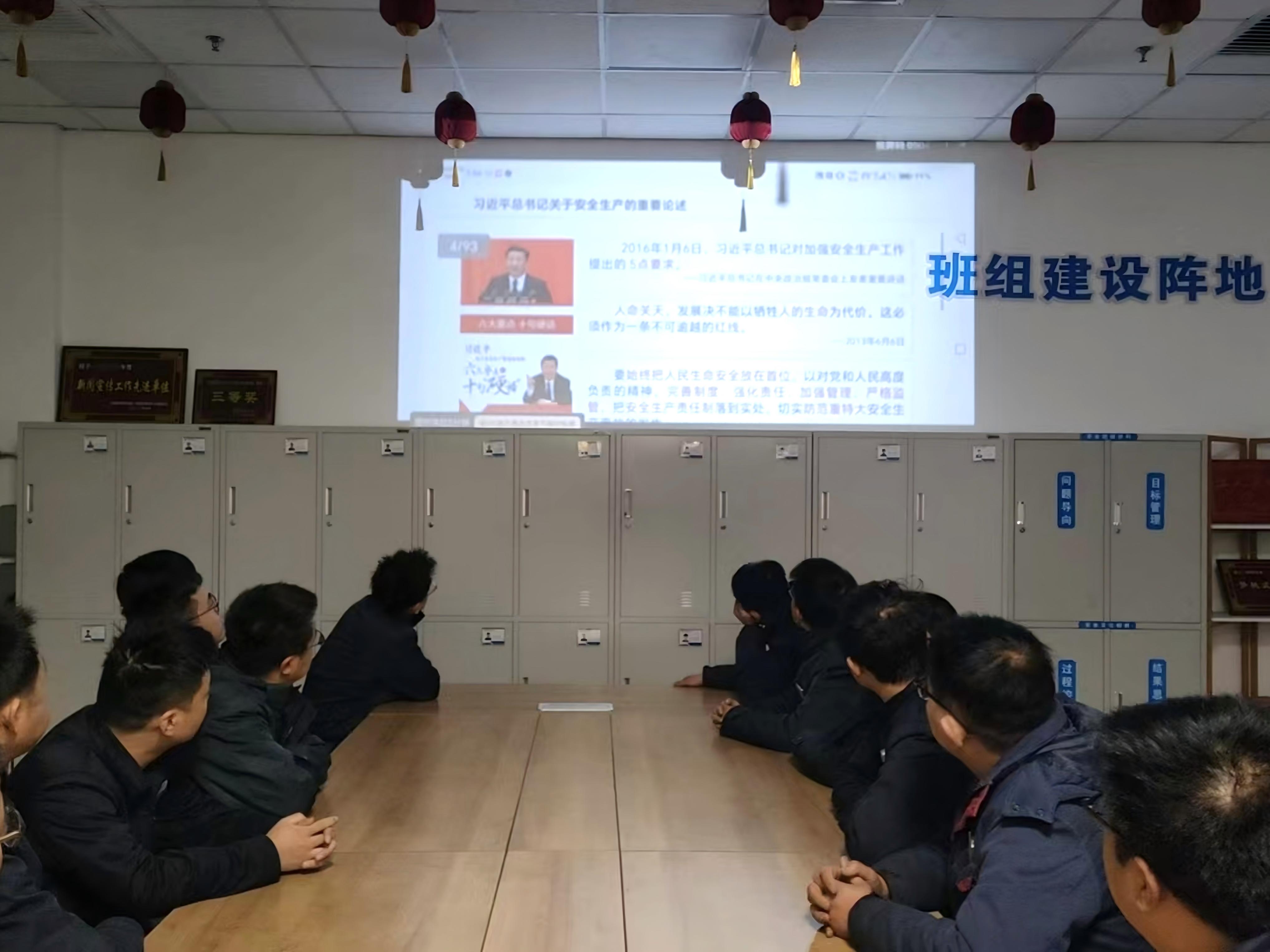 261772075883164461.jpg 2月23日夜班,化工四班交接班学习习近平总书记关于安全生产的重要指示精神..jpg