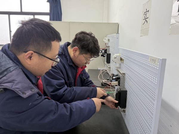 031772520918500997.jpg 班组成员正在进行常见故障讲解.jpg