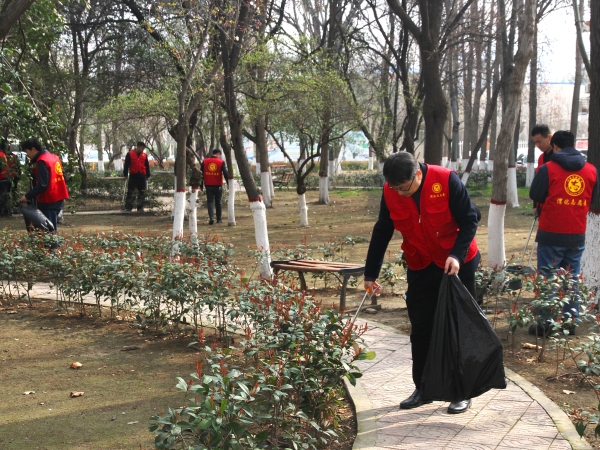 环境整治流动志愿服务队清理社区环境.JPG