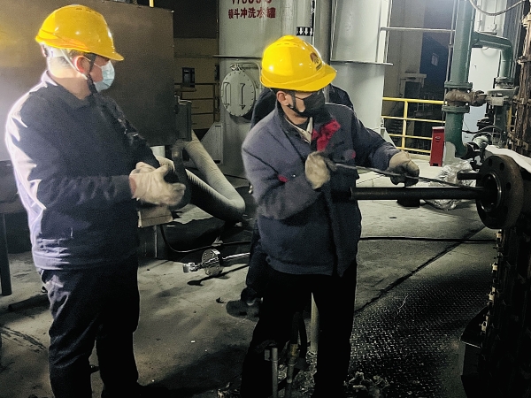 121773275661211793.jpg 3月10日晚上,计控电仪部气化工段仪表人员整夜奋战,进行7#炉连投前的检修工作1.jpg