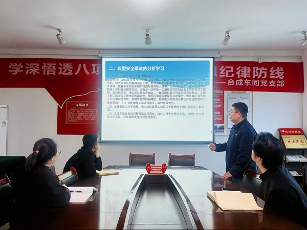 161773618542310435.jpg 安全员董子旭为新员工做安全培训.jpg