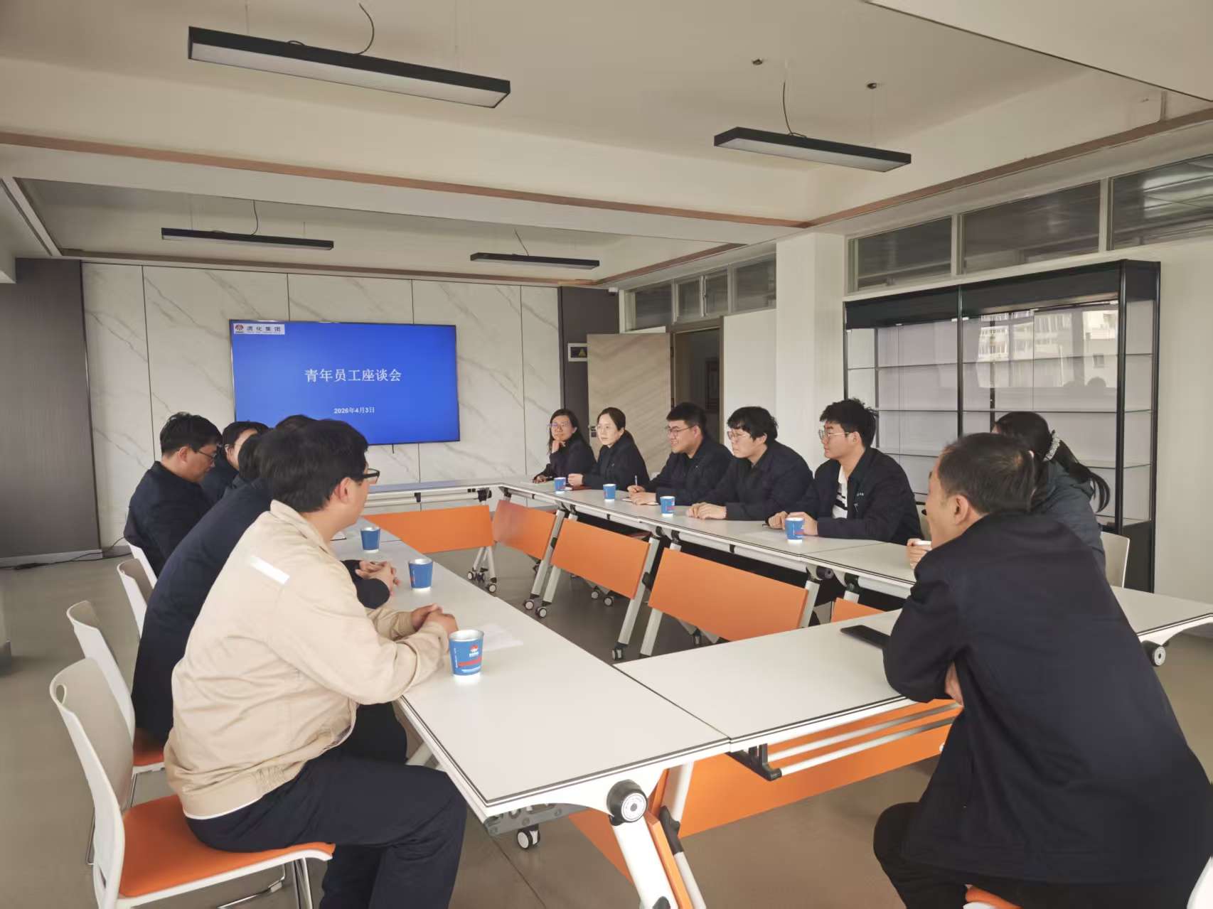071775547830209039.jpg 人力资源部部长与青年职工开展座谈会2.jpg