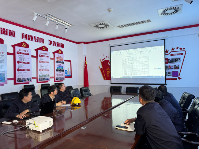 241777015910672067.png 讨论会现场照片1.jpg