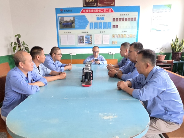 301777508953156497.jpg 检修二部二班班长张振华进行山东友道化学公司爆炸事故的学习.jpg
