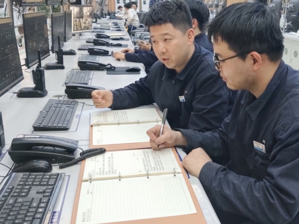 091778307683213992.jpg 4月28日,气化岗位曹哲、李宇轩师徒对磨机操作教学。.jpg