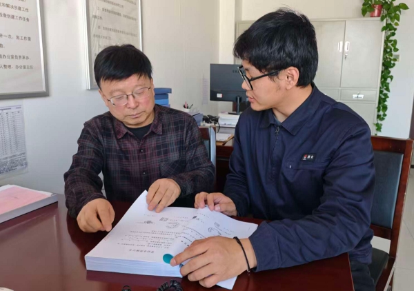 111778458910196662.jpg 4月7日工作人员在彬州市人社局审核资料.jpg