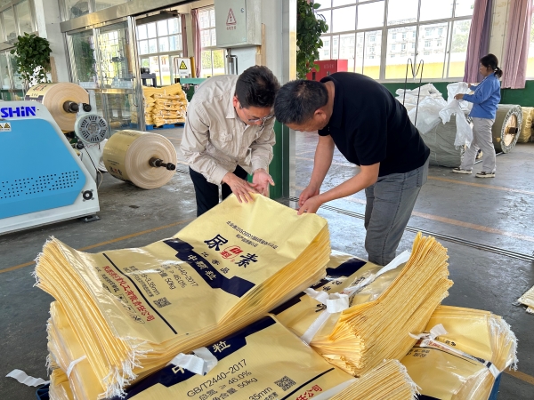 121778543662263624.jpg 5月9日,千旭华总经理一行实地查看生产线运行、核心设备运转及现场管理情况 (1).jpg