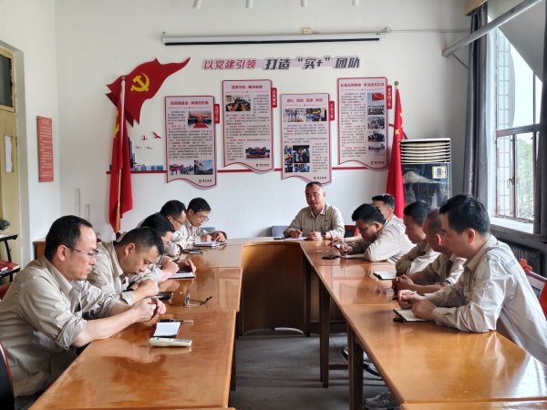 251779667264104439.jpg 会议学习典型事故案例.jpg