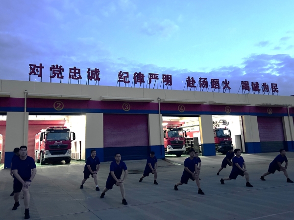 261779760169129807.jpg 消防队夜训.jpg