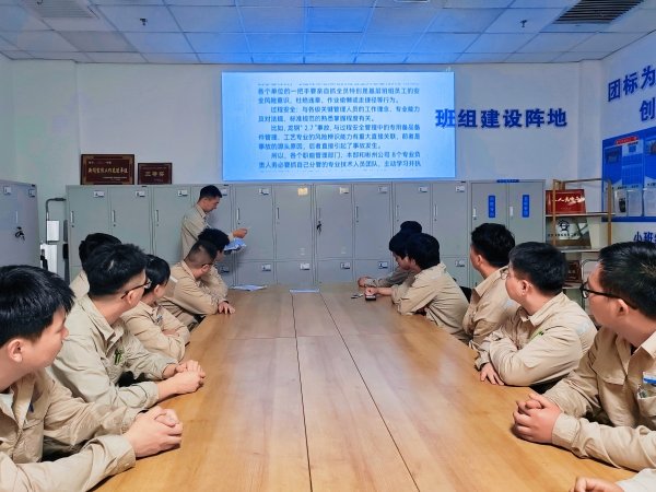031780447701204147.jpg 6月1日交接班,班组人员讲安全小课堂。.jpg