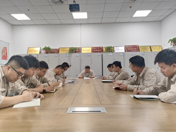 041780566491150285.jpg 5月30日,主操张伟强给班组人员培训安全生产知识。.jpg