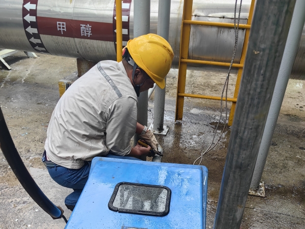 081780881746365969.jpg 6月6日,计控电仪部王国栋在三期现场处理仪表箱倒伏除隐患工作.jpg