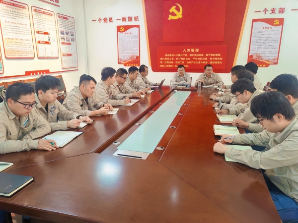 111781141257517592.jpg 6月9日,彬州公司副总经理秦敏建到制气车间开展班组安全学习专题会。.jpg