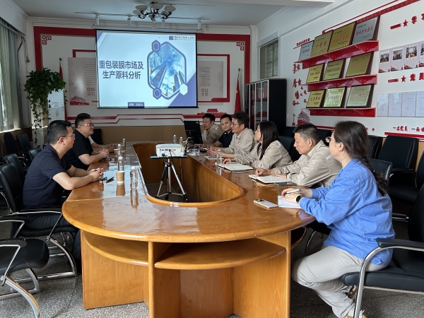 151781514016552757.jpg 6月11日下午,陕西亿海塑料工业集团有限公司总经理李靖携技术专家团队到访塑业公司,就年产7000吨重载膜新项目筹备工作,开展座谈交流与技术培训。.jpg