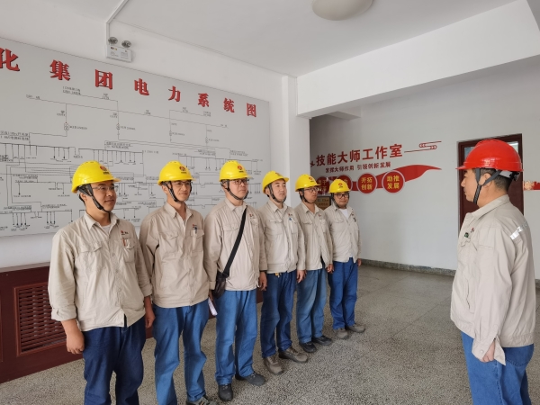 181781742946198153.jpg 一期中修期间,赵军宏正在对运行突击小组安全叮嘱.jpg