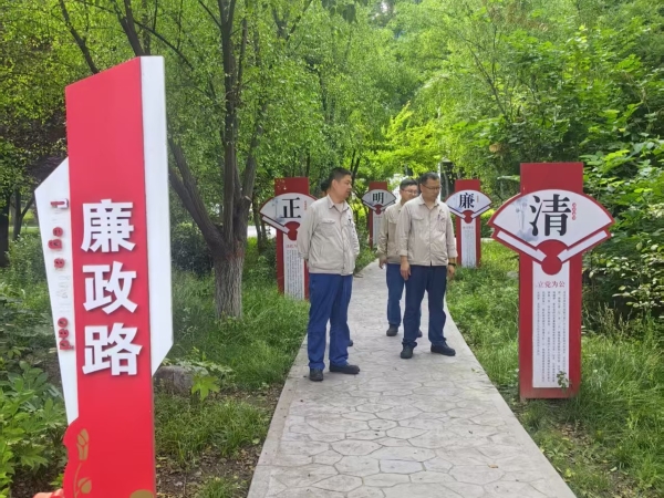 221784704096722613.jpg 对标团队驻足参观廉政路.jpg