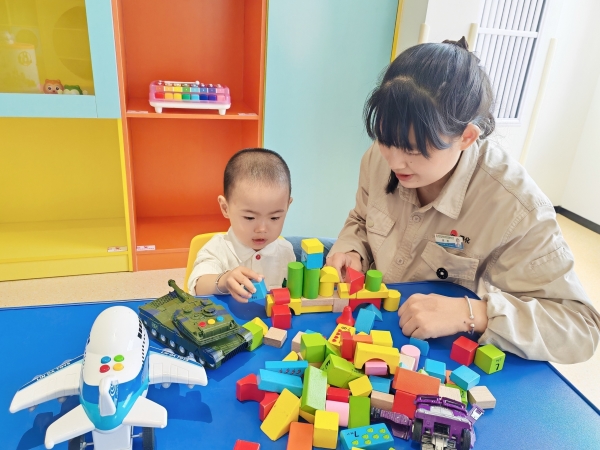 8月3日，上夜班前我陪孩子在母婴室玩积木。.jpg