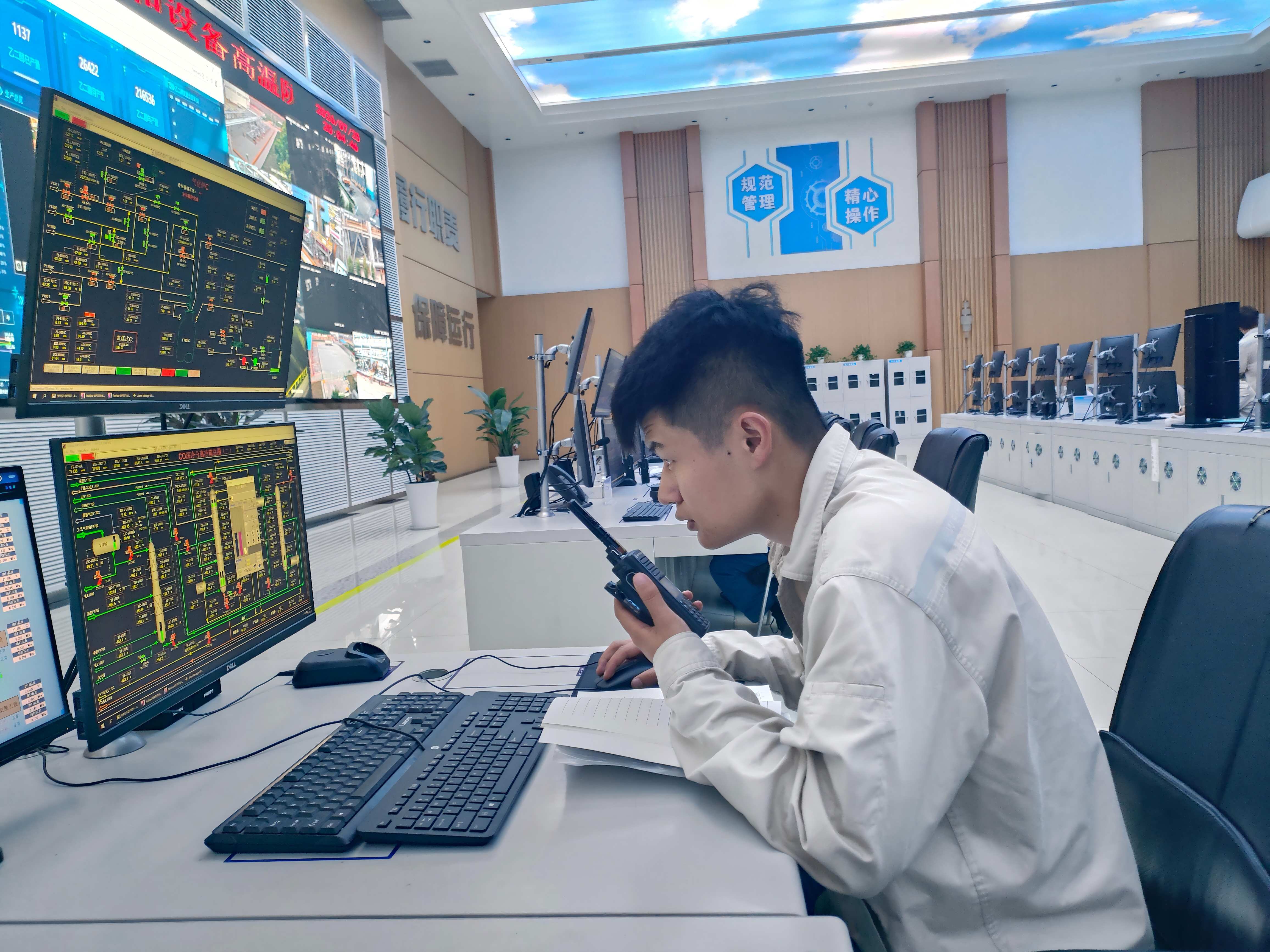 071786064768661158.jpg 2026年8月,张强强在中控学习.jpg