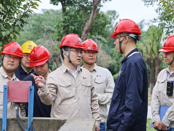 公司党委副书记、董事、总经理谢武强现场触发手动火灾报警按钮.JPG