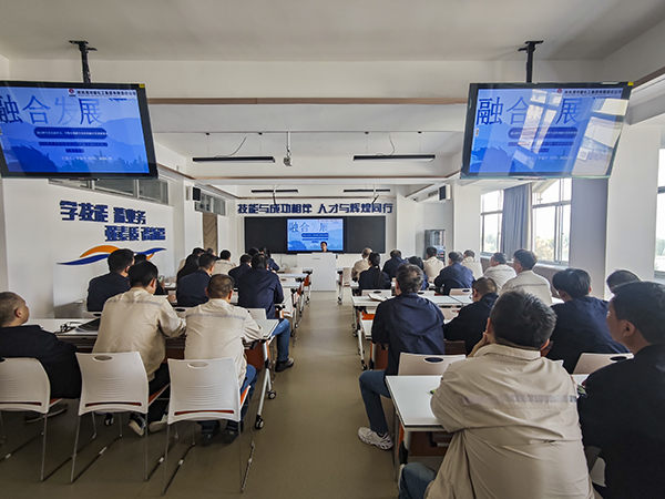 10月15日，计控电仪部公司为各生产车间、相关部门工艺、设备、仪表工程师及青年技术骨开展调节阀专项技能提升培训1.jpg